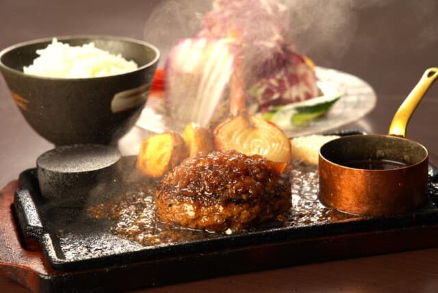 Tezukuri Hamburger Steak Kobo Toshi: сочные котлеты хамбагу ручной лепки