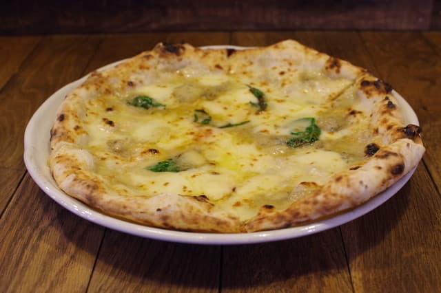 Pizzeria Tuka: пицца на дровах в бревенчатом домике