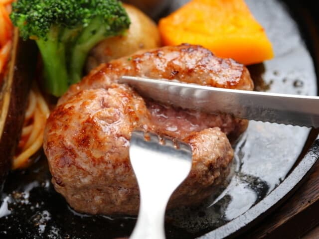 STEAK&HAMBURG HIGE Sapporo minami 5 jou honten: бургер-стейки из ягненка