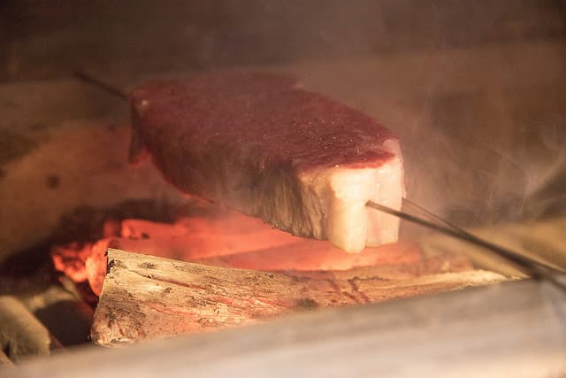 Sanda Gyu Kamado Sumibiyaki Westa: говядина санда на углях в камадо