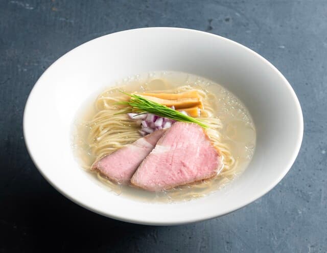 Shinjiko Shijimi Chuka Soba Kohaku Tokyo honten: рамен на бульоне из моллюсков