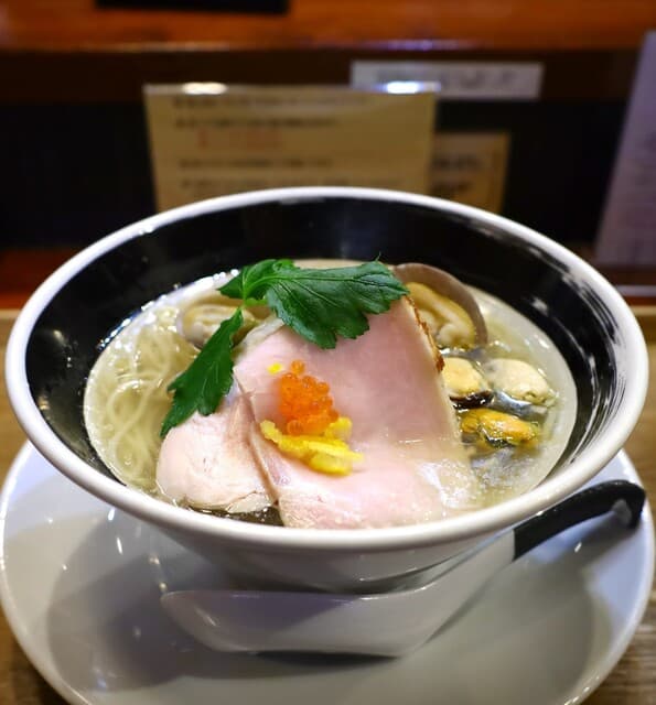 SOBA-Shiro Kuro: рамен на бульоне из моллюсков