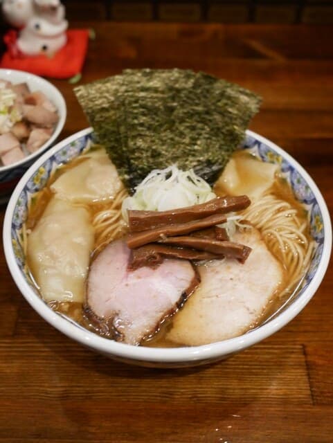 Natsuya no Chuka Soba: рамэн с вонтонами и сложным бульоном