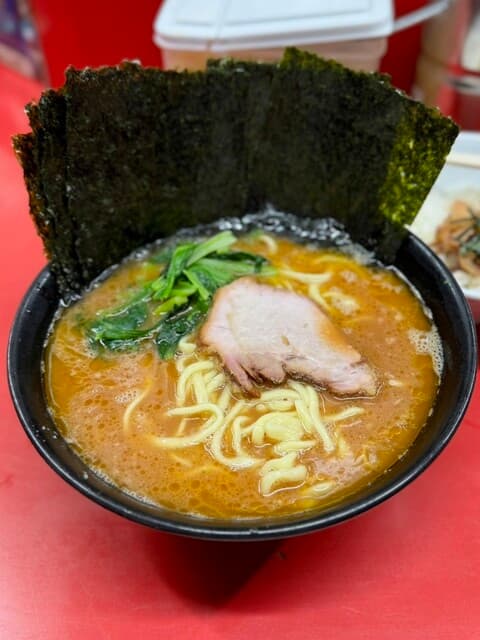 Ramen Sugita Ya Honten: рамен иэкэй за стойкой с 5 утра