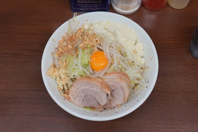 Ramen Jiro Yokohama kannai ten: дзиро-рамен и сирунаси без бульона