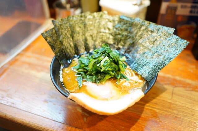 Ramen Suehiroya: иэкэй-рамэн с копчёной чашу