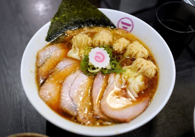 Yokohama Chuka Soba Ishin Shoten Honten: имбирный сёю-рамэн и вонтоны