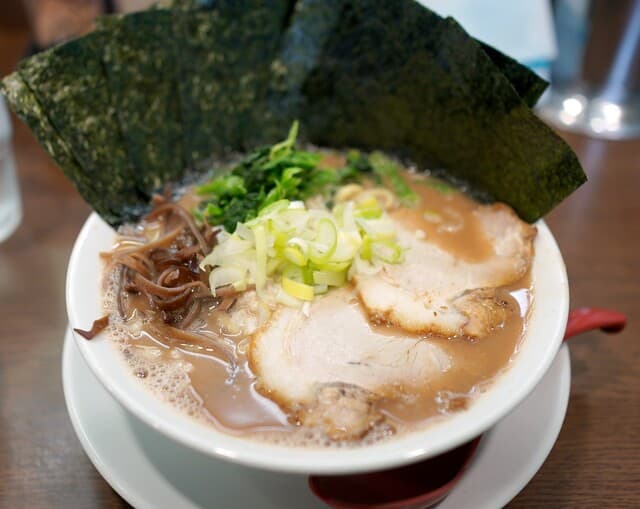 Umai Yo Yuchan Ramen: кюсюский тонкоцу и тяхан из вока