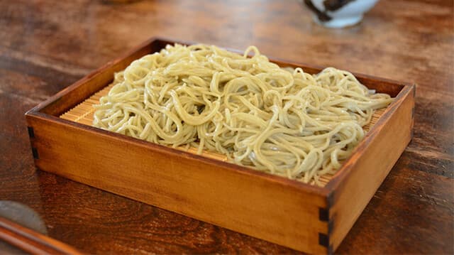 Soba Fujioka: обеденный сет с собой дзювари в бревенчатом доме