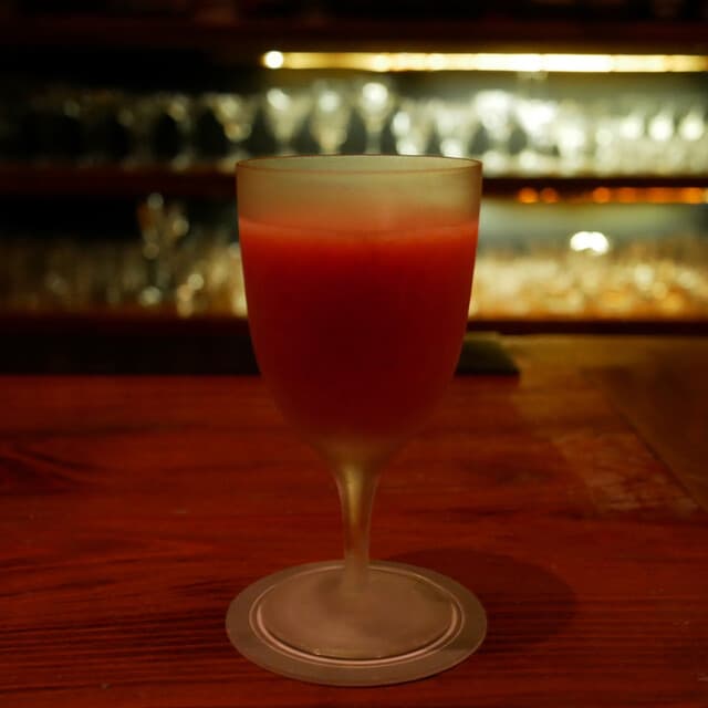 BAR YUMOTO: фруктовые коктейли у окна на реку