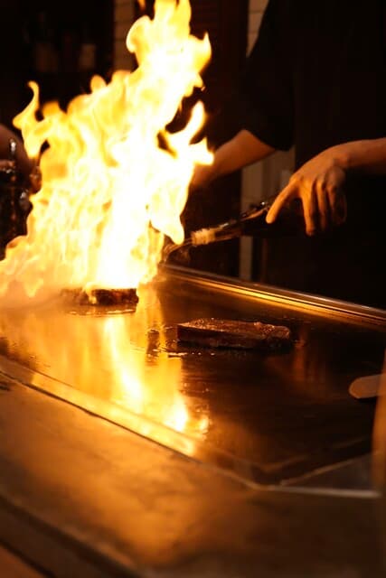 Teppan Yaki Jiro: театральный теппанъяки с французским акцентом