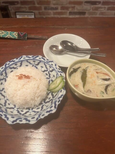 WARUNG PHUAN: тайские карри и лапша без скидки на остроту
