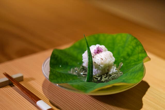 Kojitsu: сезонная кухня каппо за стойкой и соба ручной нарезки