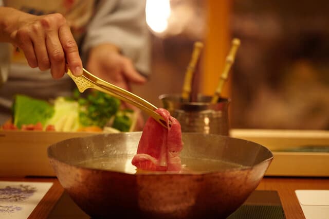 Pontocho Shabushabu Sukiyaki Kiraku: курсы вагю высшего класса