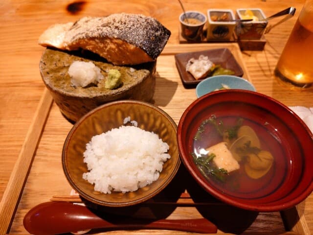 Kyoto Itookashi: фирменный завтрак с толстым куском лосося