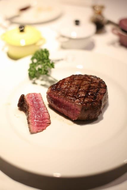 Katsuya charcoal grill steakhouse: стейки на углях и атмосфера закрытого клуба