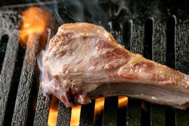 Lamb Nikuya muu: гриль со свежей ягнятиной