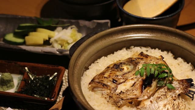 Taimeshi to Sumiyaki Tatsuan: блюда на углях и рис с морским лещом