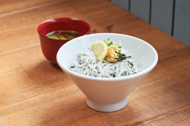 Tsuda U Suisan Restaurant: свежие устрицы с видом на океан