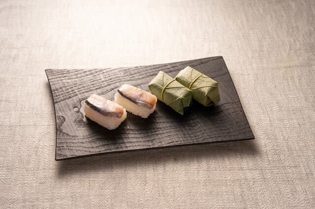 Kaki no Ha Sushi Hyotaro: классические суши в листьях хурмы