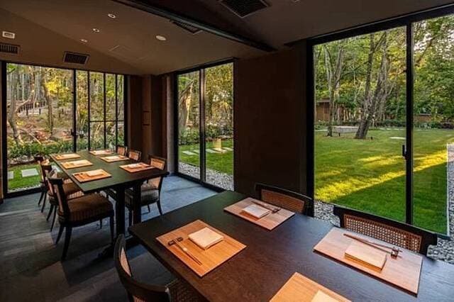 Japanese cuisine Tekisui: японская кухня в кабинетах с видом на сад