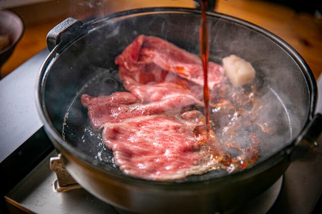 Sukiyaki to Gyumabushi Momoshiki: сукияки и гю-мабуси с говядиной Ямато