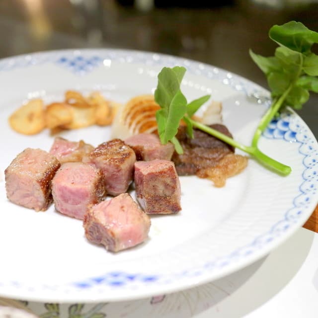 Steak Kaiseki Miyako Kasuga: тэппанъяки-кайсэки в отдельных кабинетах