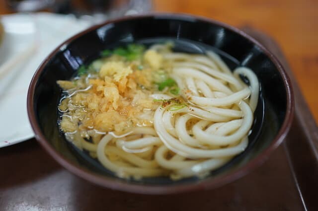 Sanuki Udon Ueharaya Honten: удон самообслуживания и темпура