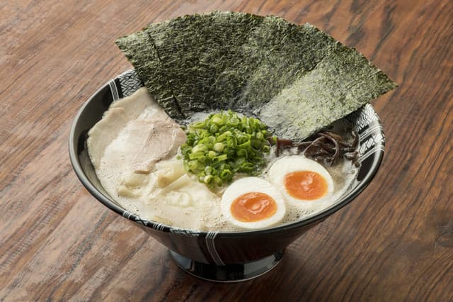 Hakata Issou: эталонный тонкоцу-рамен из Хакаты