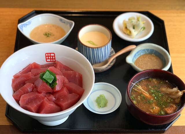 Tanakadashiki Seafood Shokudo Uochu: первоклассные сеты из морепродуктов