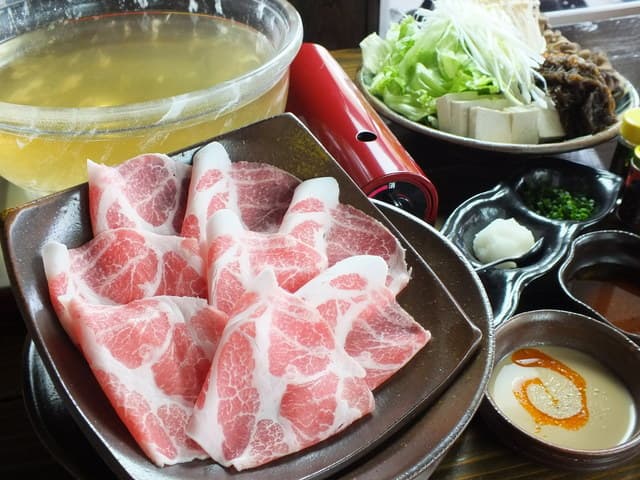 Shimabuta Ryukyu Gyuu San Bettei: сябу-сябу со свининой агу