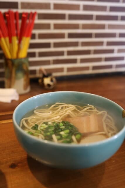 OKINAWA SOBA EIBUN: современная окинавская соба с тремя видами свинины