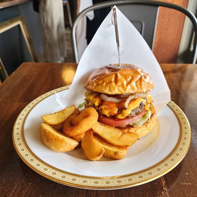 Ralph's Burger Restaurant: американские бургеры ручной работы