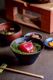 fish lab Uojuku: выдержанная и копченая рыба с острова Мияко